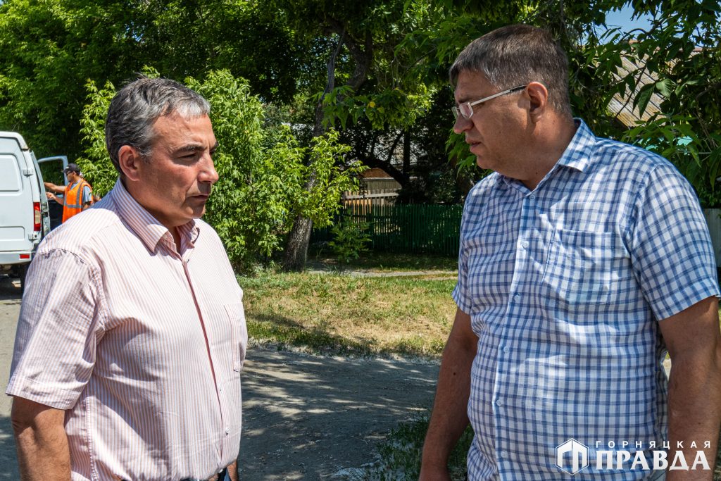 Глава Коркинского округа проверил, как идут работы по освещению частного сектора