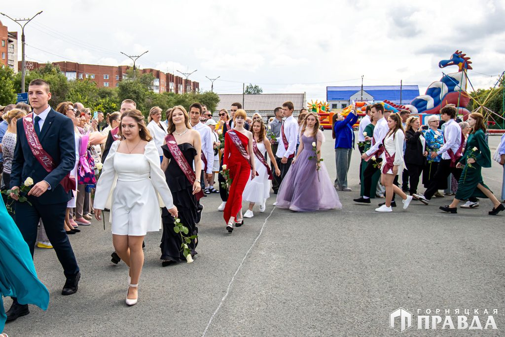 Сегодня 157 коркинских одиннадцатиклассников простились со школой