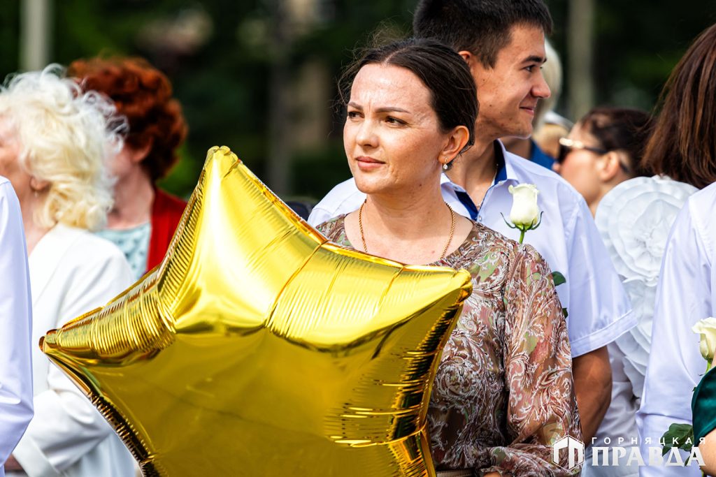 Сегодня 157 коркинских одиннадцатиклассников простились со школой