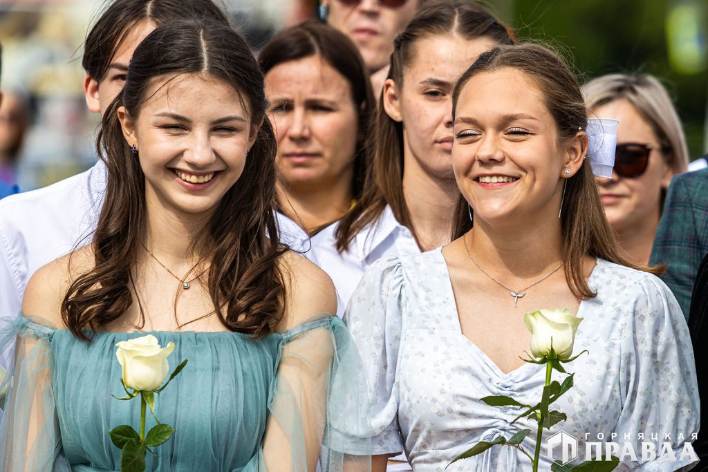 Сегодня 157 коркинских одиннадцатиклассников простились со школой