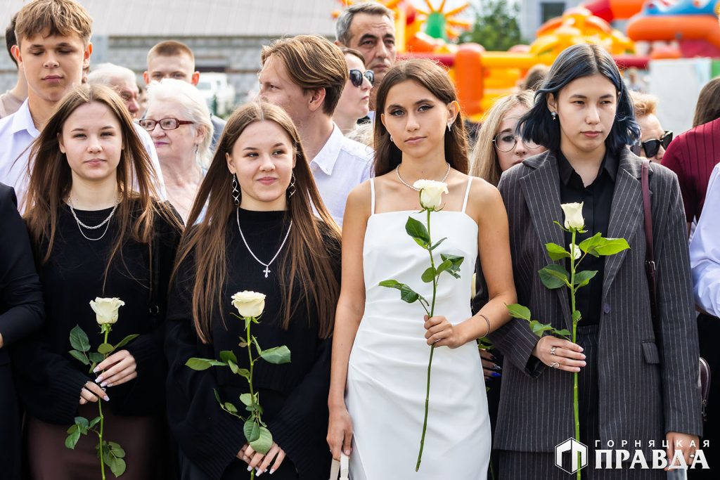 Сегодня 157 коркинских одиннадцатиклассников простились со школой