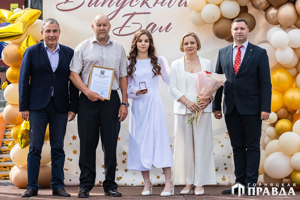 Сегодня 157 коркинских одиннадцатиклассников простились со школой