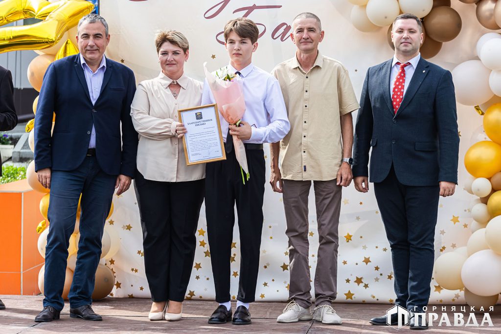 Сегодня 157 коркинских одиннадцатиклассников простились со школой