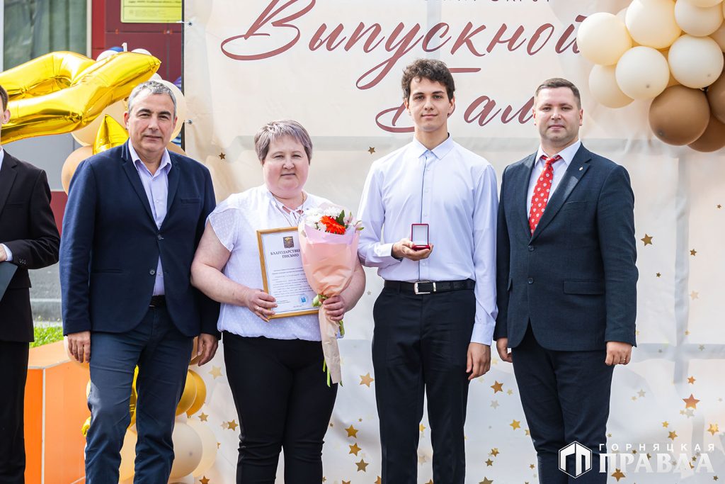 Сегодня 157 коркинских одиннадцатиклассников простились со школой