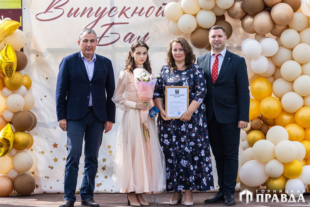 Сегодня 157 коркинских одиннадцатиклассников простились со школой