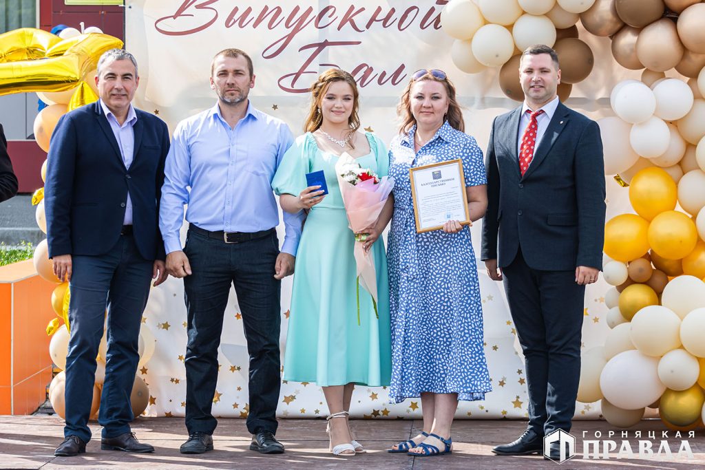 Сегодня 157 коркинских одиннадцатиклассников простились со школой