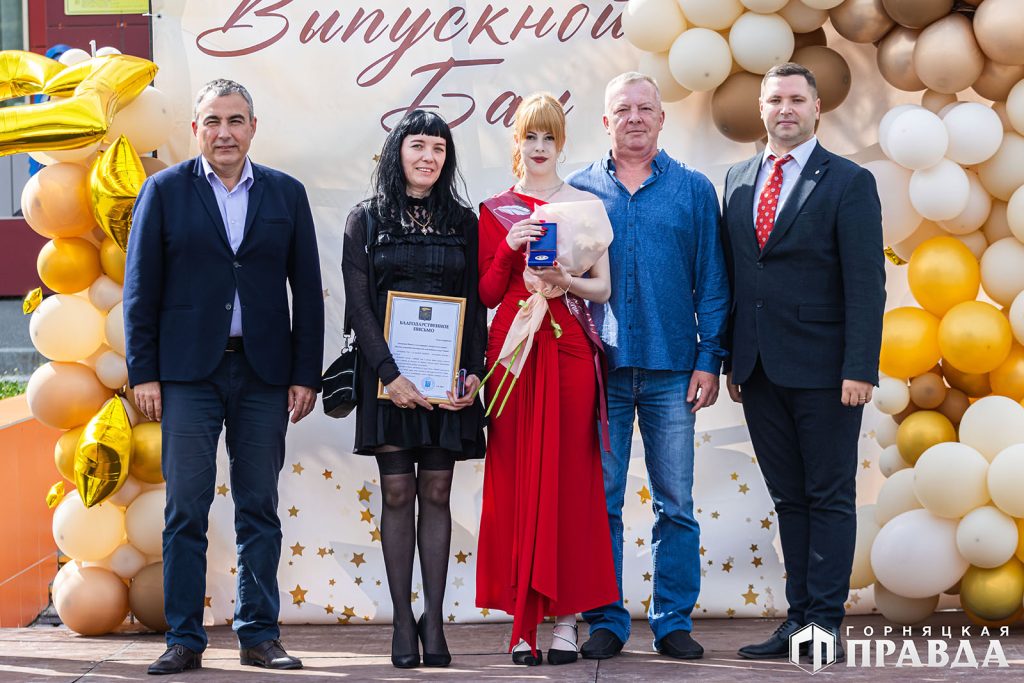 Сегодня 157 коркинских одиннадцатиклассников простились со школой