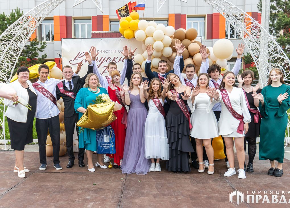 Сегодня 157 коркинских одиннадцатиклассников простились со школой