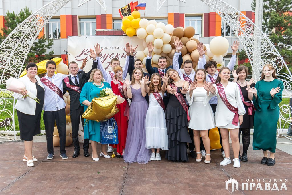 Сегодня 157 коркинских одиннадцатиклассников простились со школой