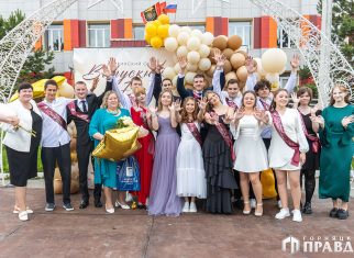 Сегодня 157 коркинских одиннадцатиклассников простились со школой
