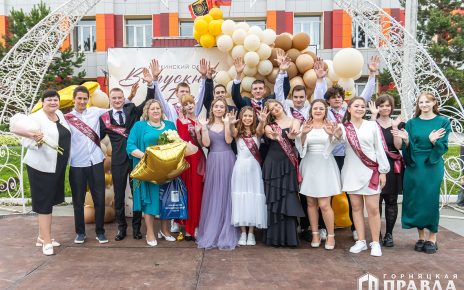Сегодня 157 коркинских одиннадцатиклассников простились со школой