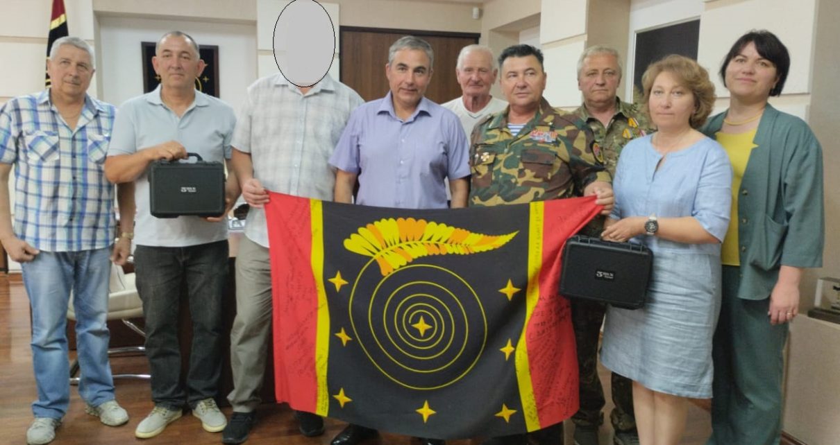 Глава Коркинского округа Александр Орёл передал бойцу СВО технику для отслеживания вражеских дронов