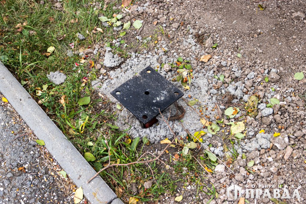 В Коркино спиливают аварийные деревья на улице Ленина