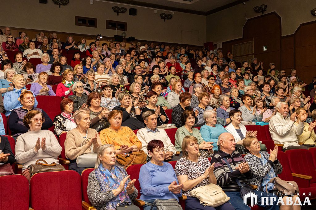 Почти полтора часа вдохновения подарили коркинцам артисты Курганской филармонии