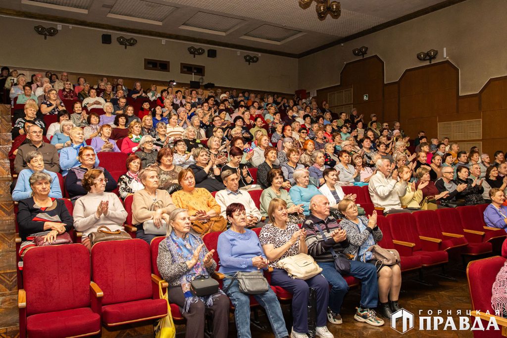 Почти полтора часа вдохновения подарили коркинцам артисты Курганской филармонии