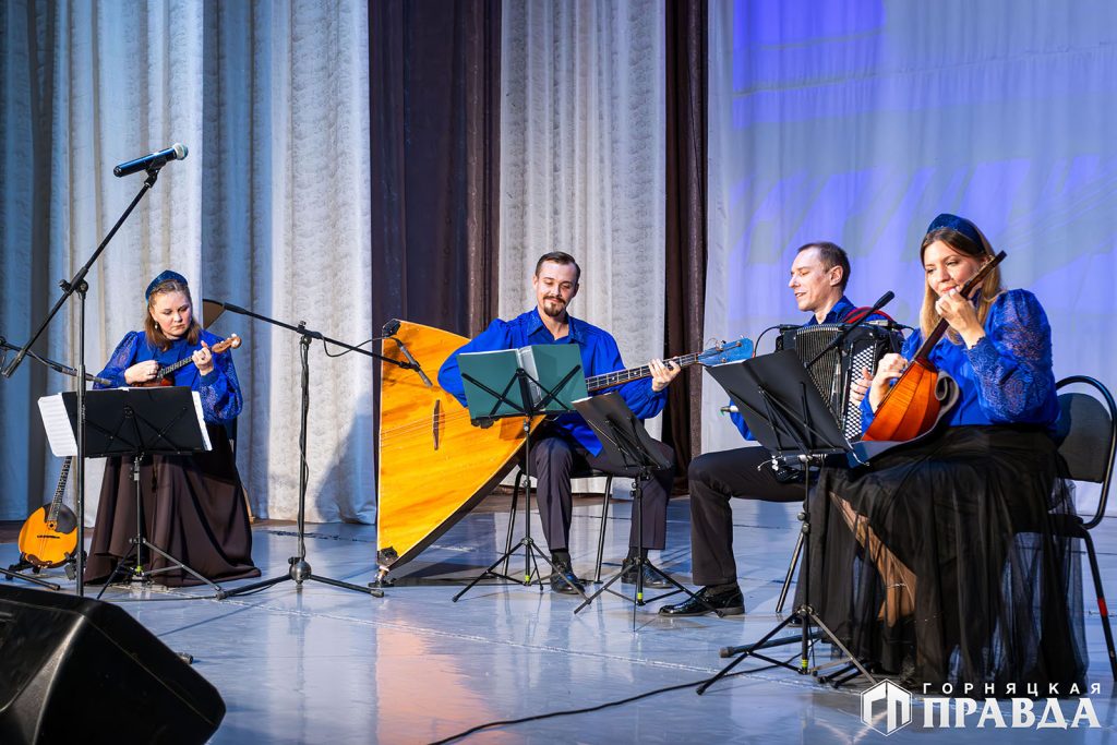Почти полтора часа вдохновения подарили коркинцам артисты Курганской филармонии