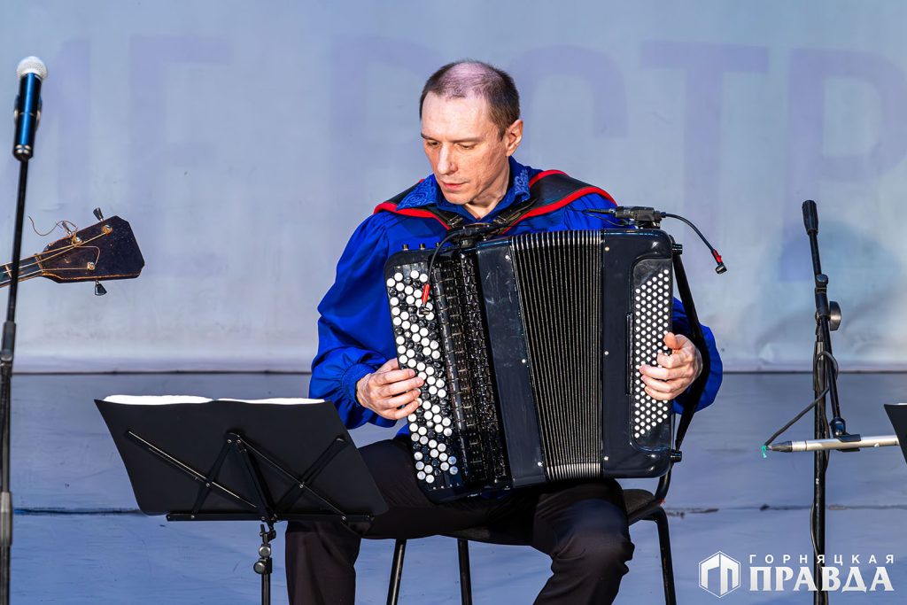 Почти полтора часа вдохновения подарили коркинцам артисты Курганской филармонии