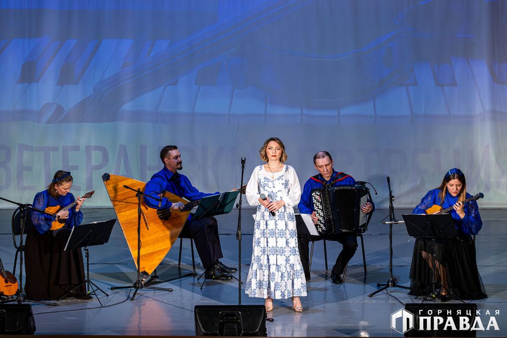 Почти полтора часа вдохновения подарили коркинцам артисты Курганской филармонии
