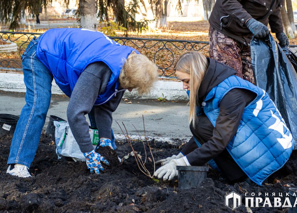 Сегодня члены местного отделения партии «Единая Россия» совместно с сотрудниками городской больницы № 1 облагородили клумбу у здания коркинского родильного дома