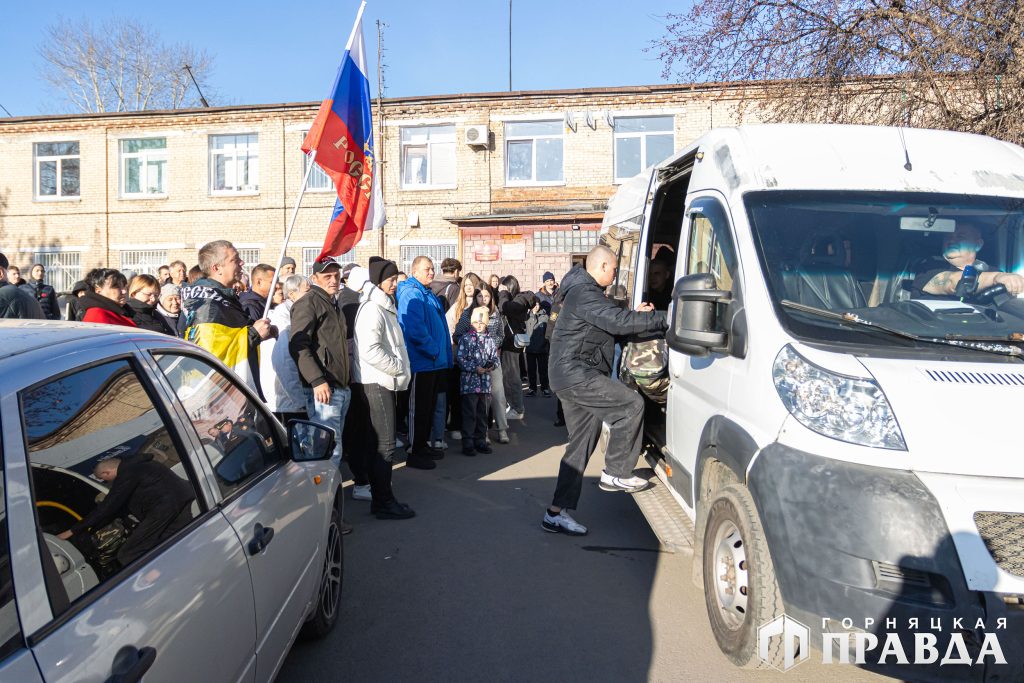 Сегодня девять коркинцев отправились отдавать священный долг Родине