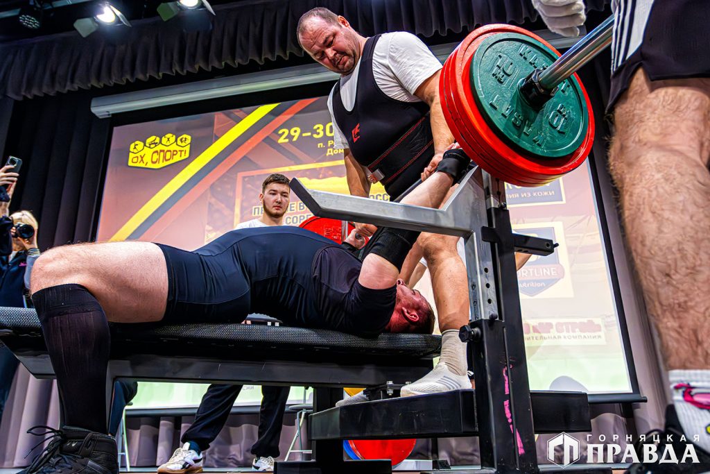 На Розе в Доме культуры «Победа» проходит первый чемпионат области по силовому спорту