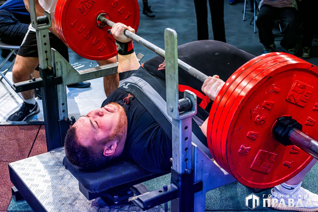 На Розе в Доме культуры «Победа» проходит первый чемпионат области по силовому спорту