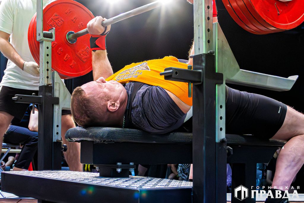 На Розе в Доме культуры «Победа» проходит первый чемпионат области по силовому спорту