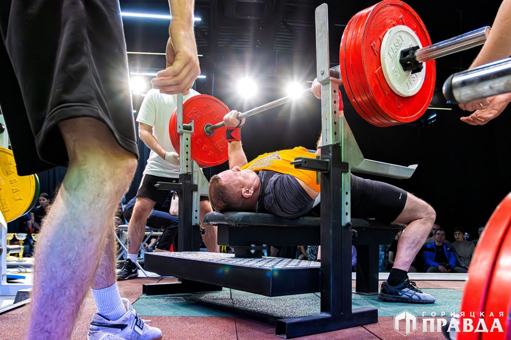 На Розе в Доме культуры «Победа» проходит первый чемпионат области по силовому спорту