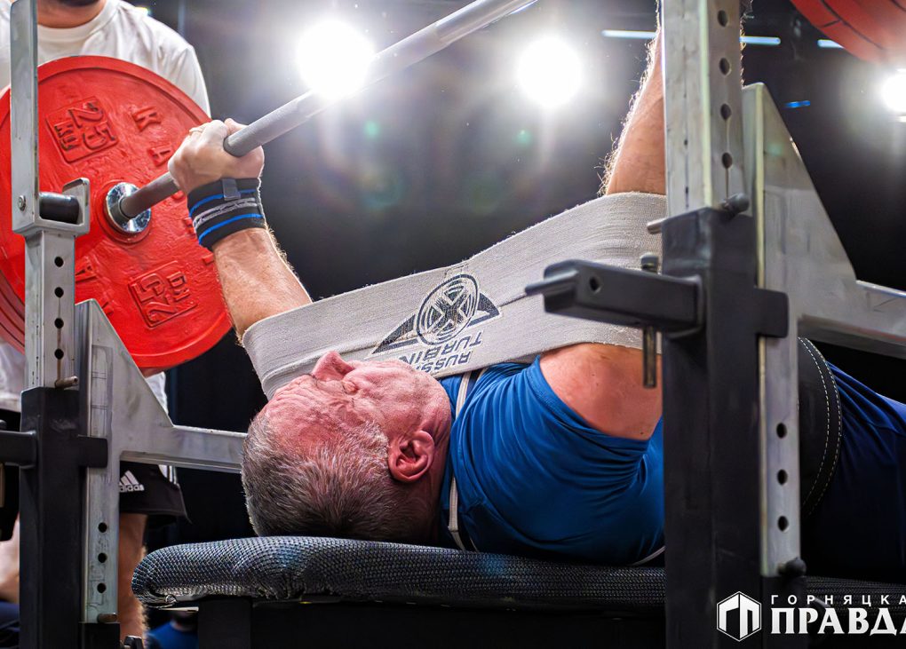 На Розе в Доме культуры «Победа» проходит первый чемпионат области по силовому спорту