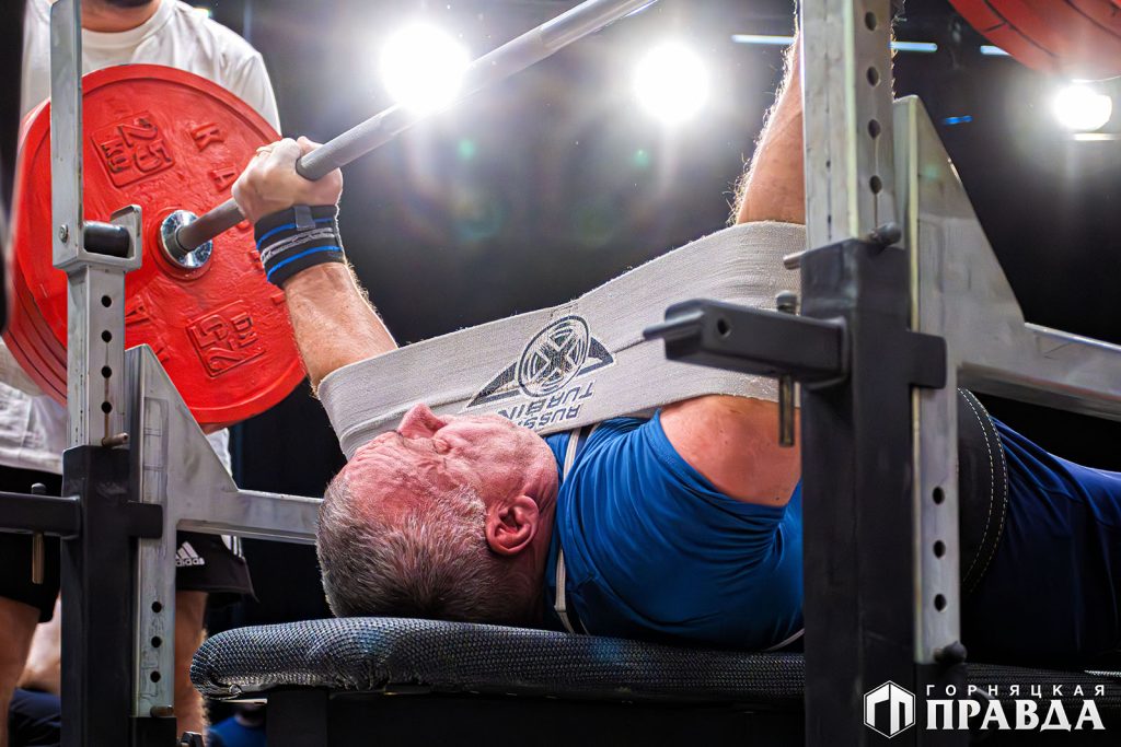 На Розе в Доме культуры «Победа» проходит первый чемпионат области по силовому спорту