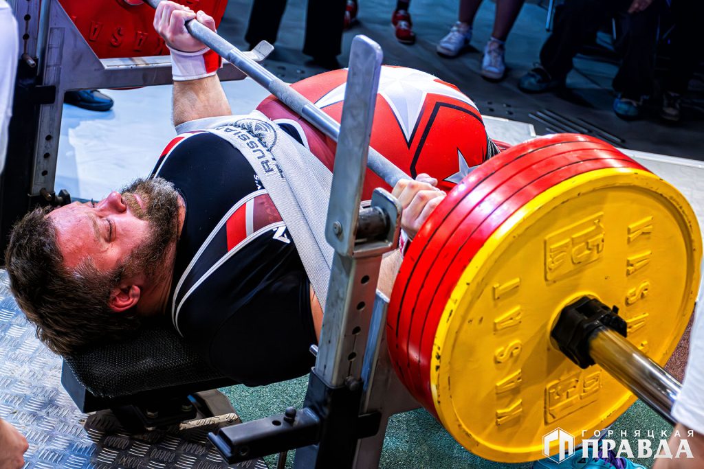 На Розе в Доме культуры «Победа» проходит первый чемпионат области по силовому спорту