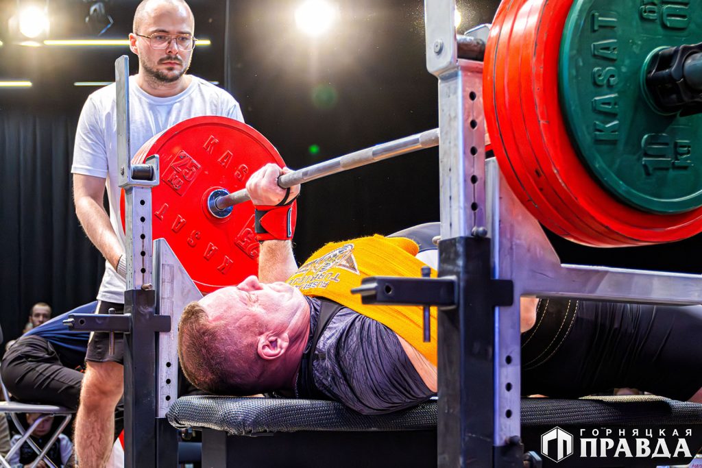 На Розе в Доме культуры «Победа» проходит первый чемпионат области по силовому спорту