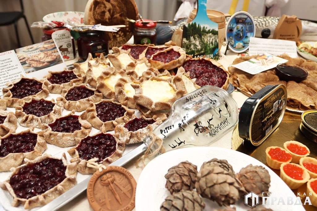 Коркинцы выставкой и концертом отметили День народного единства