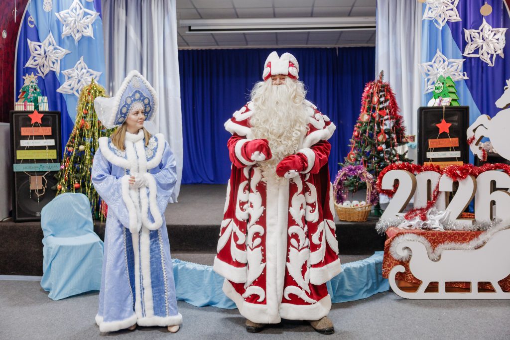 Сотрудники Томинского ГОКа поздравили коркинских ребятишек с наступающим Новым годом и вручили подарки