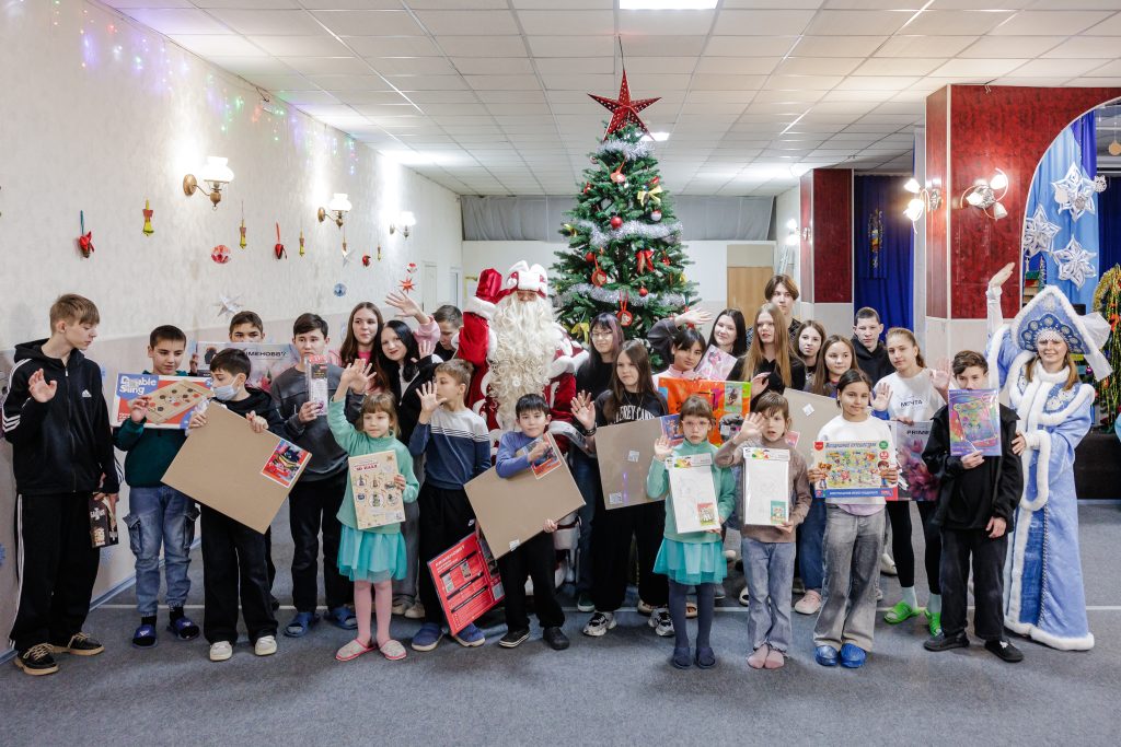 Сотрудники Томинского ГОКа поздравили коркинских ребятишек с наступающим Новым годом и вручили подарки