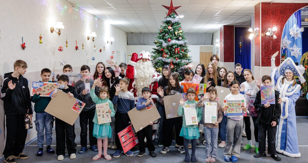Сотрудники Томинского ГОКа поздравили коркинских ребятишек с наступающим Новым годом и вручили подарки