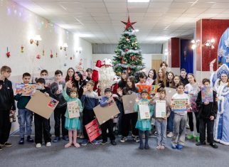 Сотрудники Томинского ГОКа поздравили коркинских ребятишек с наступающим Новым годом и вручили подарки