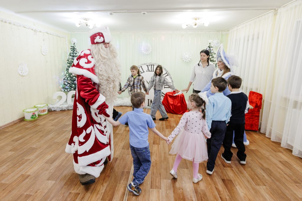 Сотрудники Томинского ГОКа поздравили коркинских ребятишек с наступающим Новым годом и вручили подарки