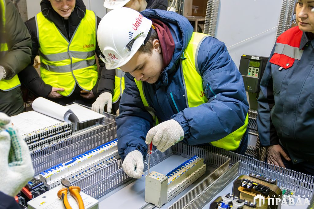 Студенты КГСТ окунулись на крановом заводе «Верта» в мир реальных профессий