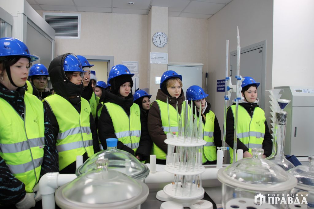 Где рождается медь: студенты Первомайского техникума побывали на Томинском ГОКе