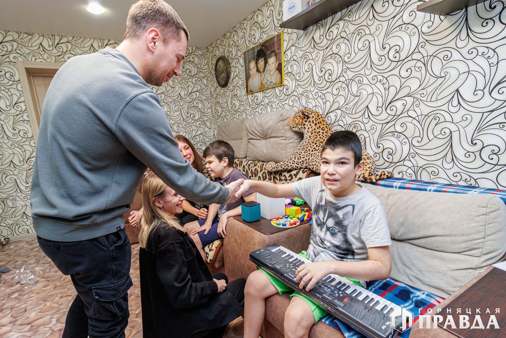 Благотворительный фонд РМК исполнил мечту двух коркинских мальчишек, страдающих серьёзным заболеванием