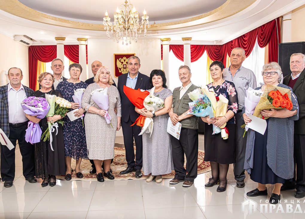 Коркинские юбиляры получили знаки отличия «Семейное счастье»