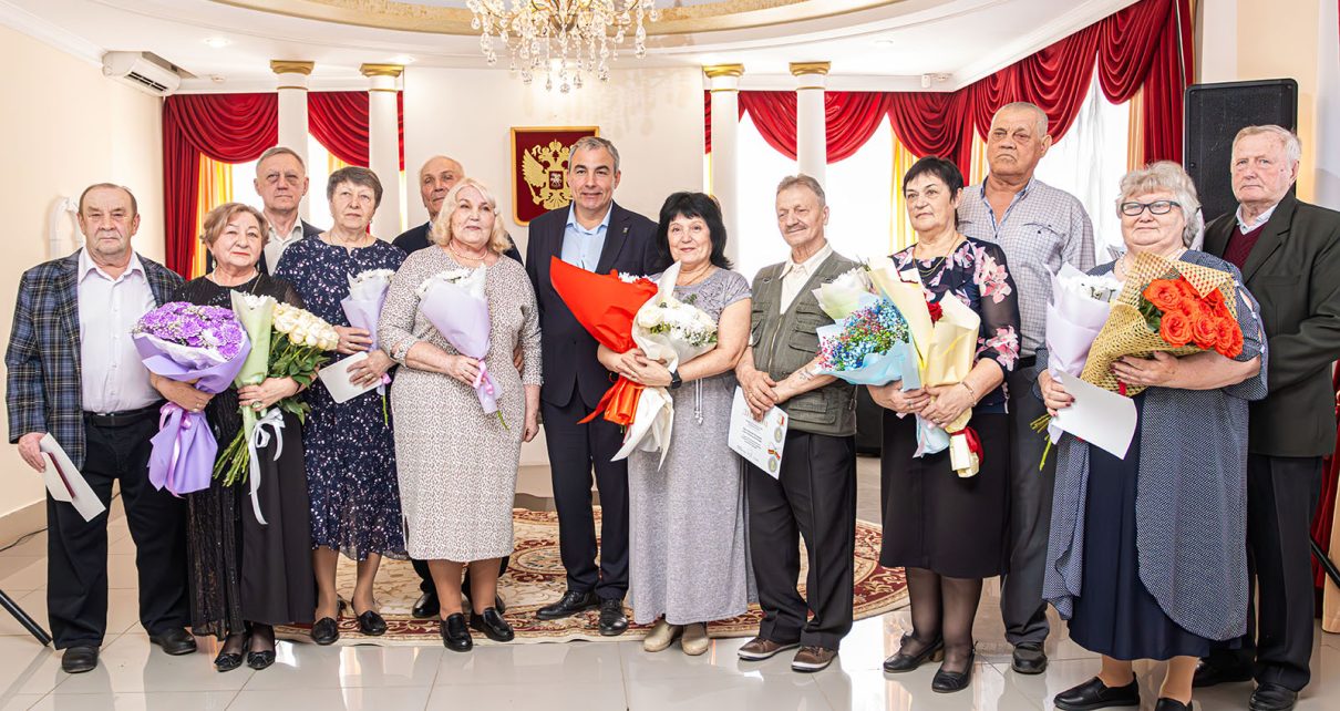 Коркинские юбиляры получили знаки отличия «Семейное счастье»