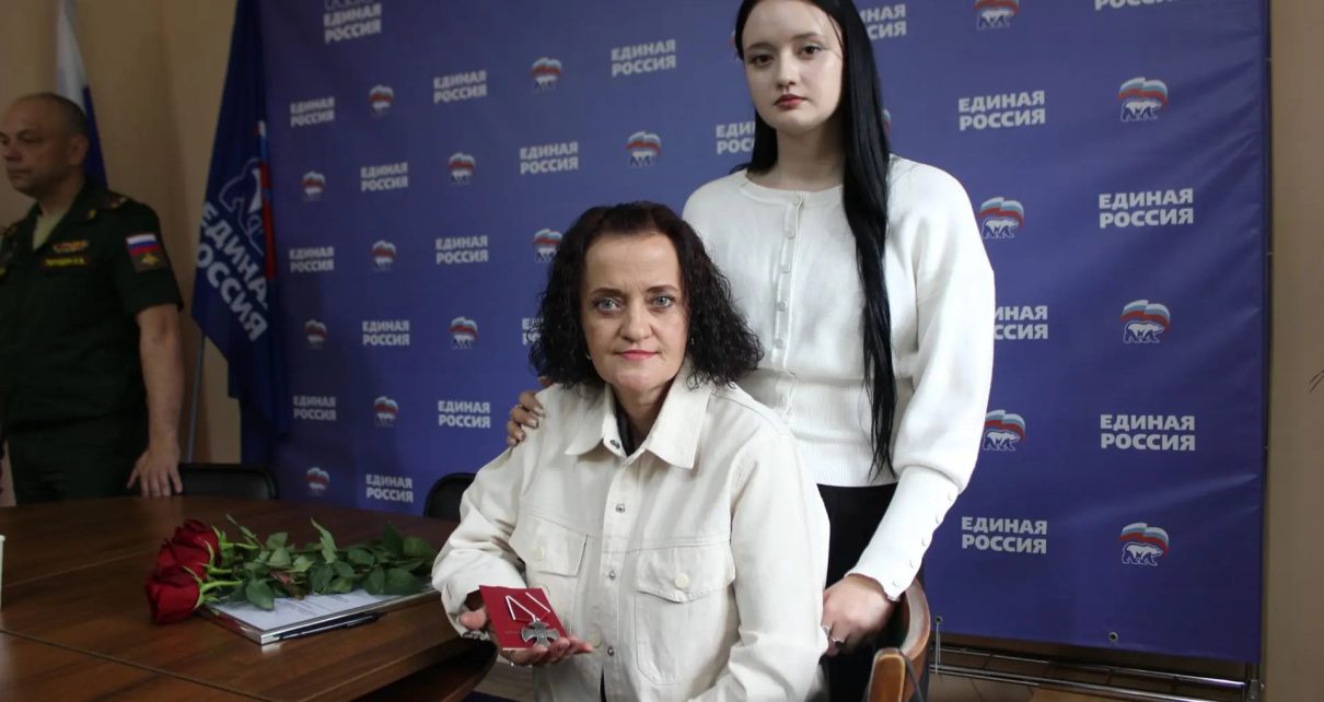 Родным бойцов СВО передали государственные награды