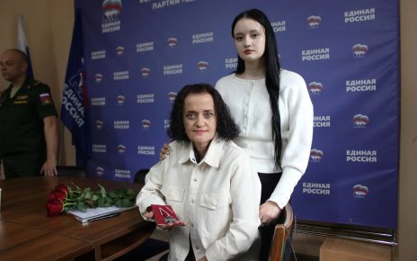 Родным бойцов СВО передали государственные награды